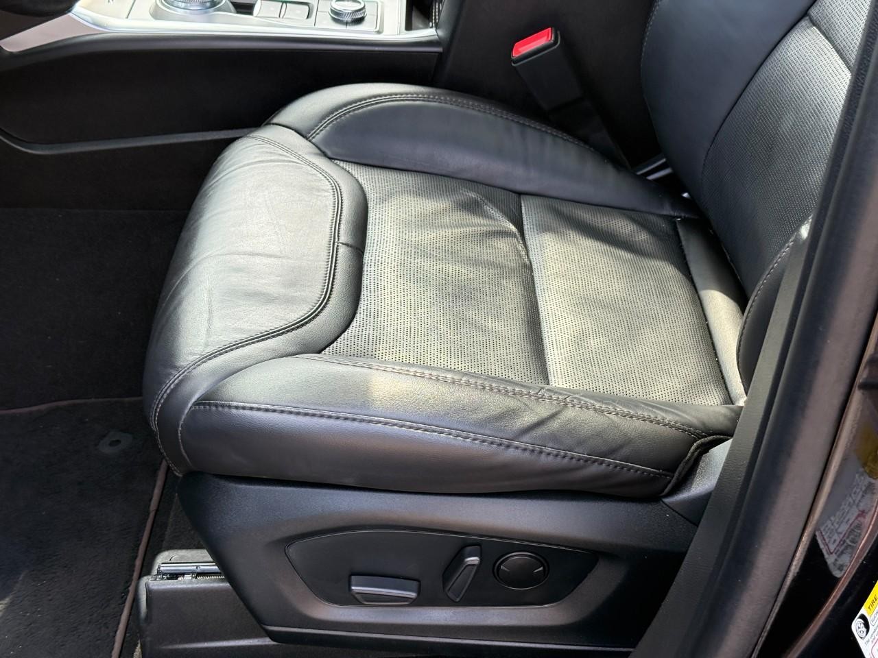 Ford Explorer Vehicle Full-screen Gallery Image 19