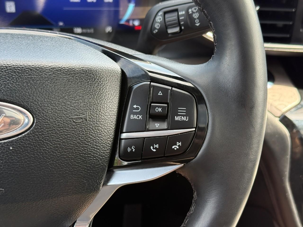 Ford Explorer Vehicle Full-screen Gallery Image 22