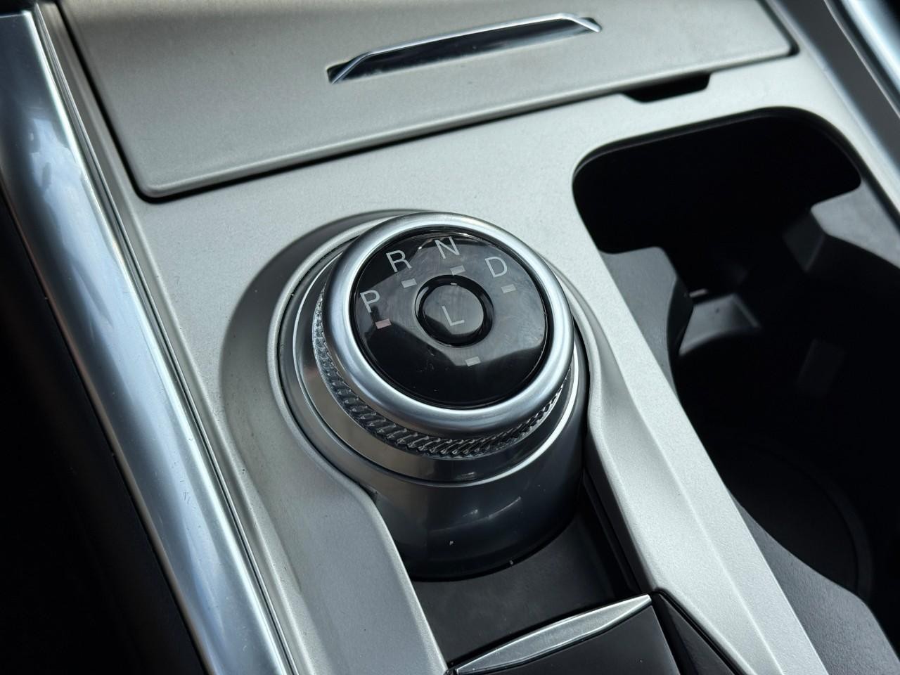 Ford Explorer Vehicle Full-screen Gallery Image 24