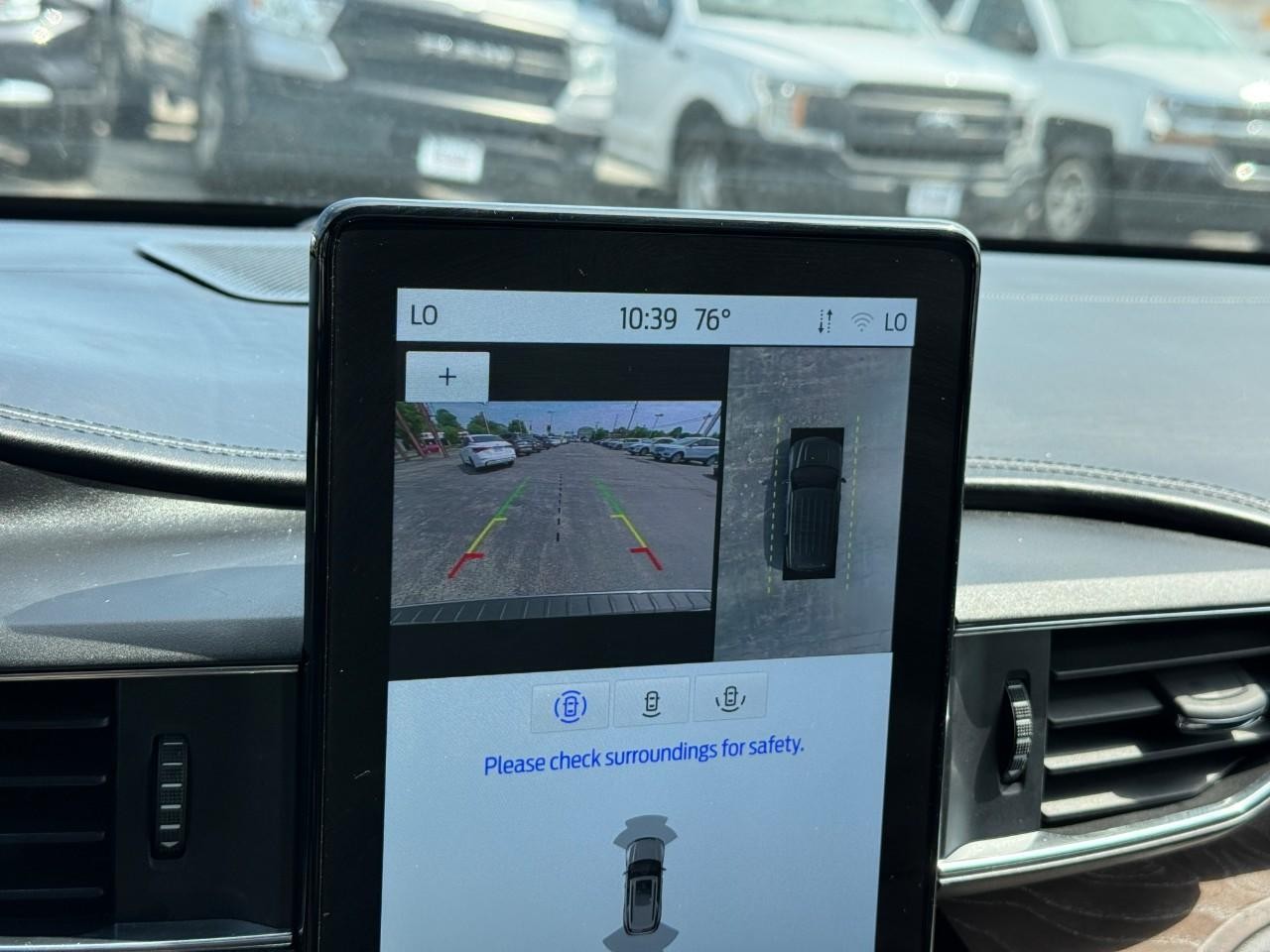 Ford Explorer Vehicle Full-screen Gallery Image 26