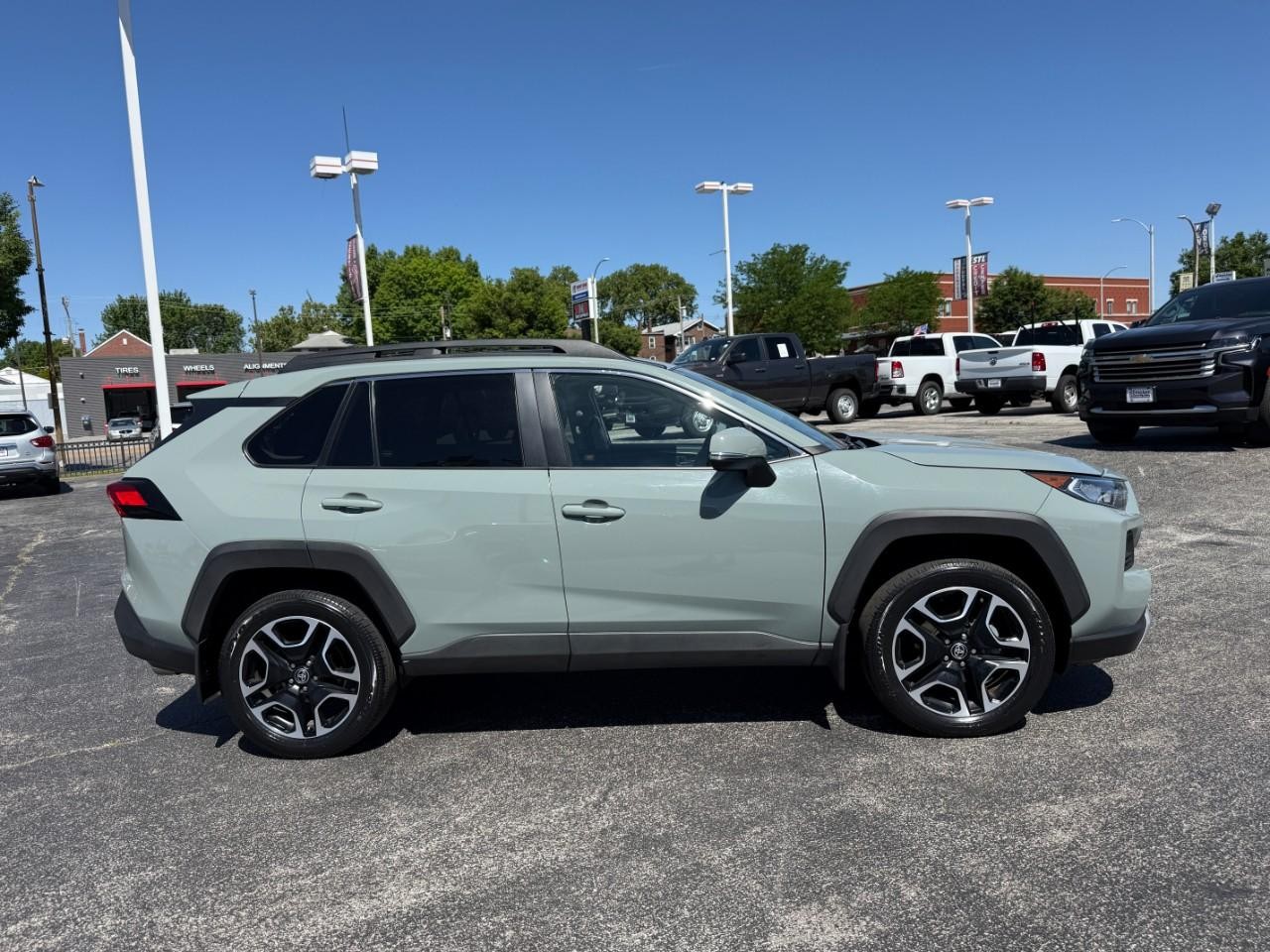 Toyota RAV4 Vehicle Full-screen Gallery Image 05