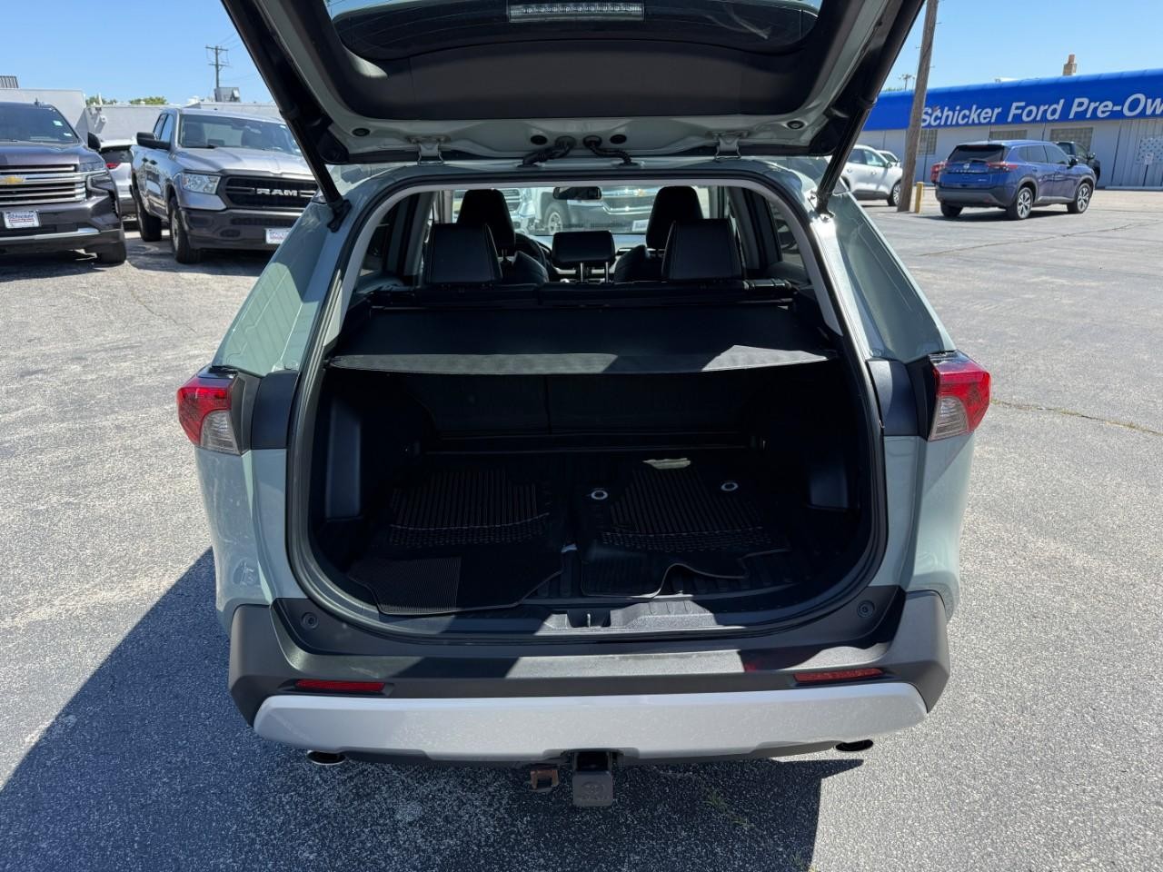 Toyota RAV4 Vehicle Full-screen Gallery Image 07