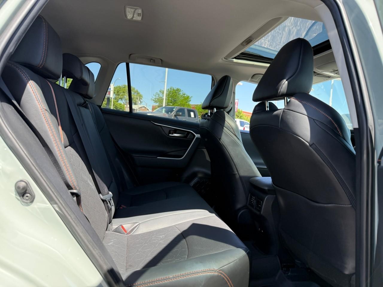 Toyota RAV4 Vehicle Full-screen Gallery Image 10