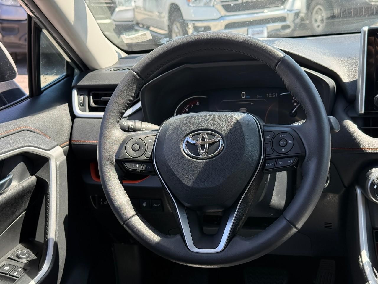 Toyota RAV4 Vehicle Full-screen Gallery Image 12