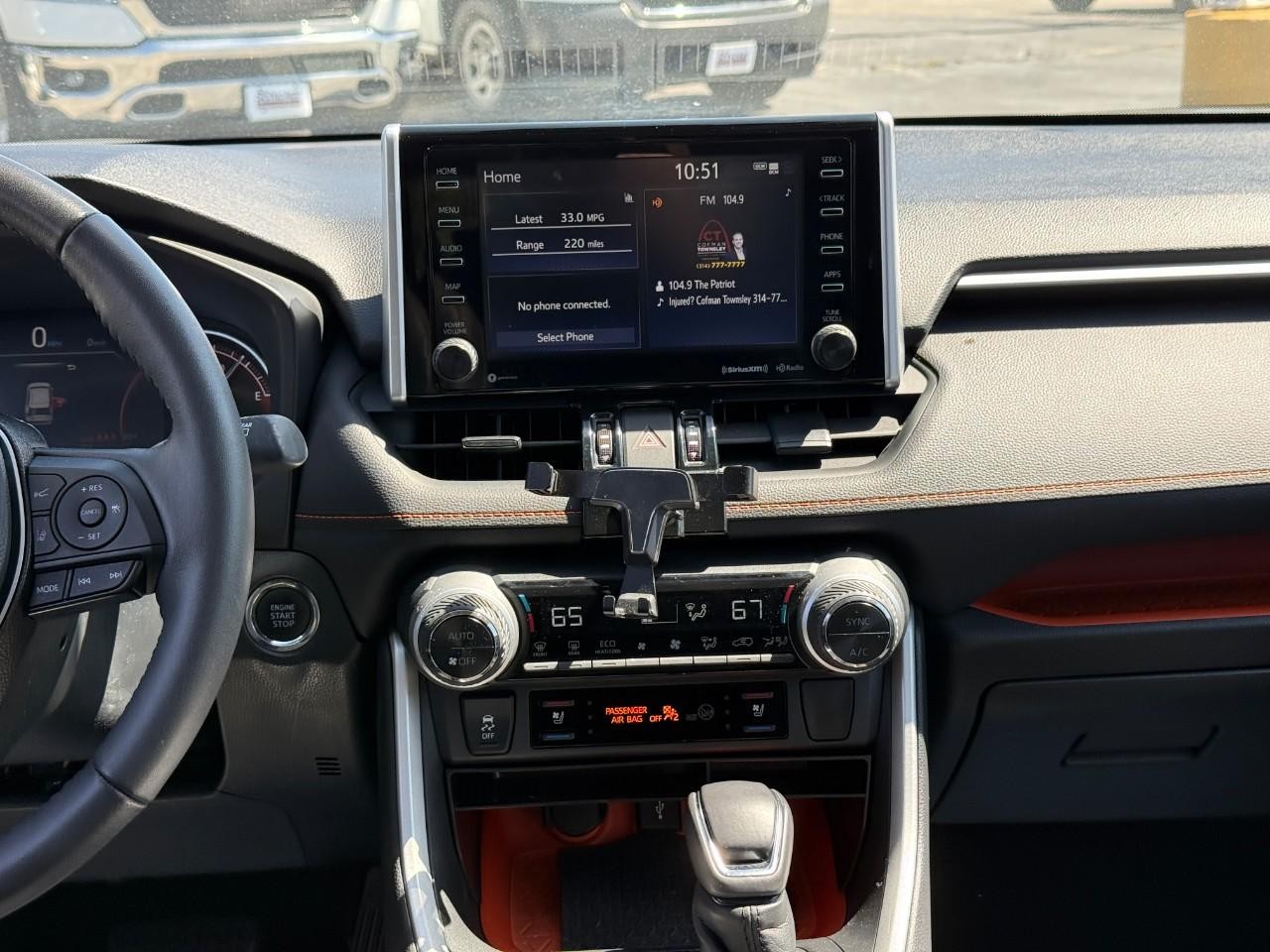 Toyota RAV4 Vehicle Full-screen Gallery Image 13