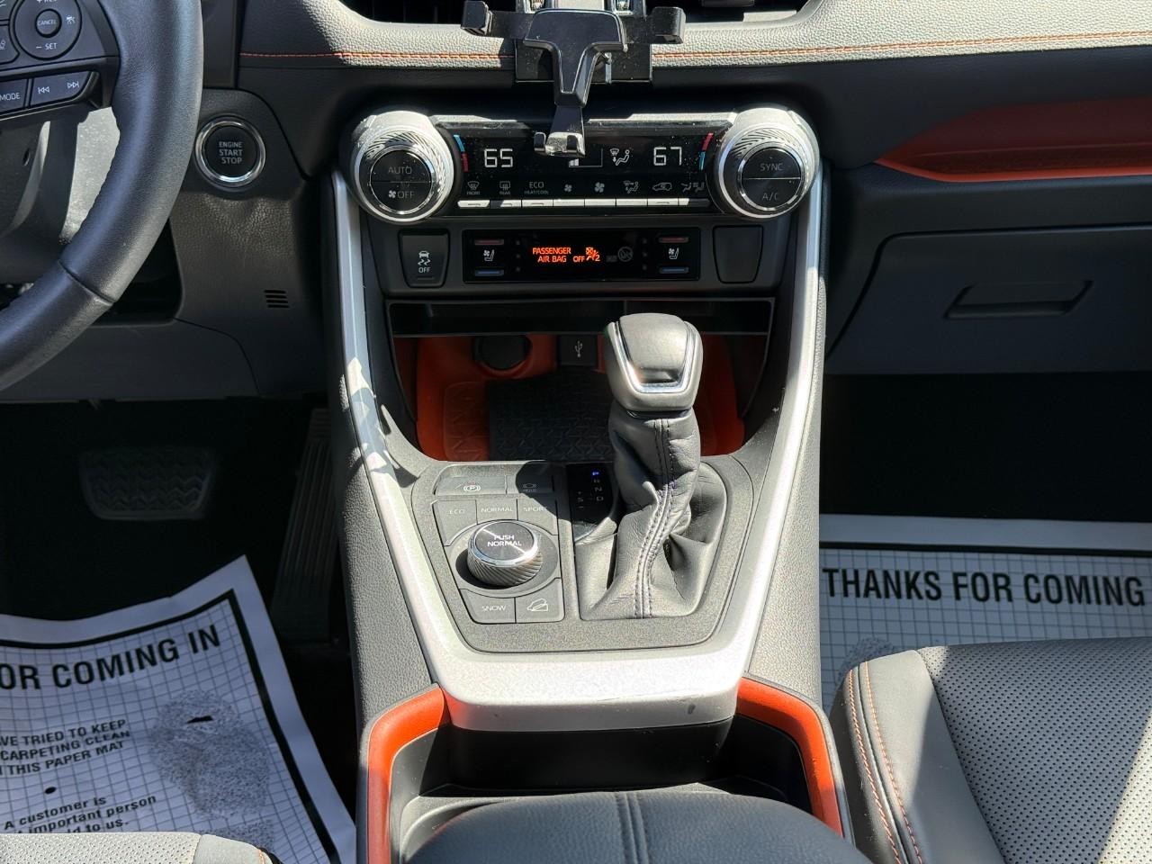 Toyota RAV4 Vehicle Full-screen Gallery Image 15