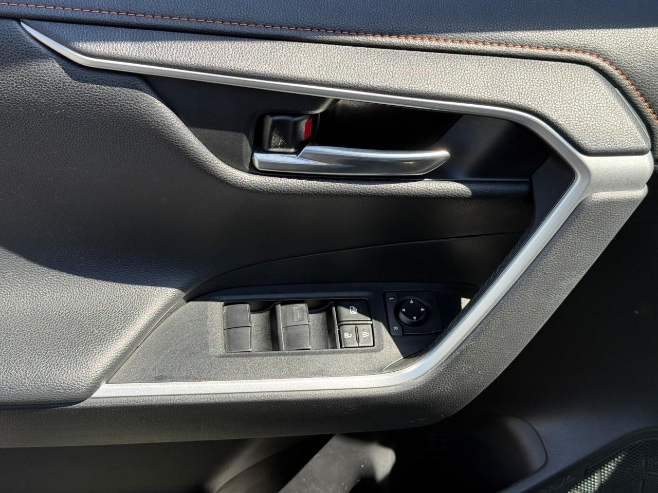 Toyota RAV4 Vehicle Full-screen Gallery Image 16