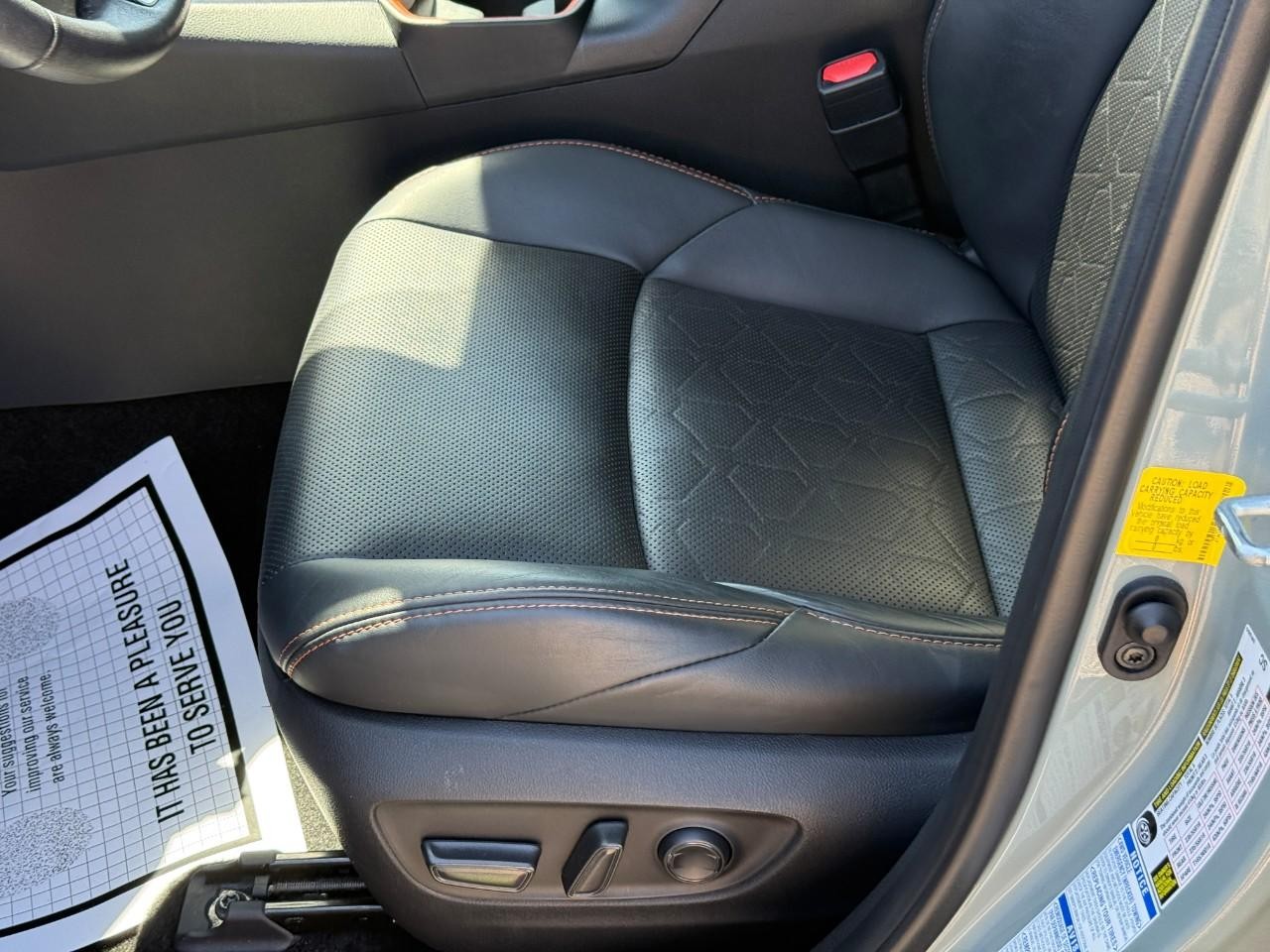 Toyota RAV4 Vehicle Full-screen Gallery Image 17
