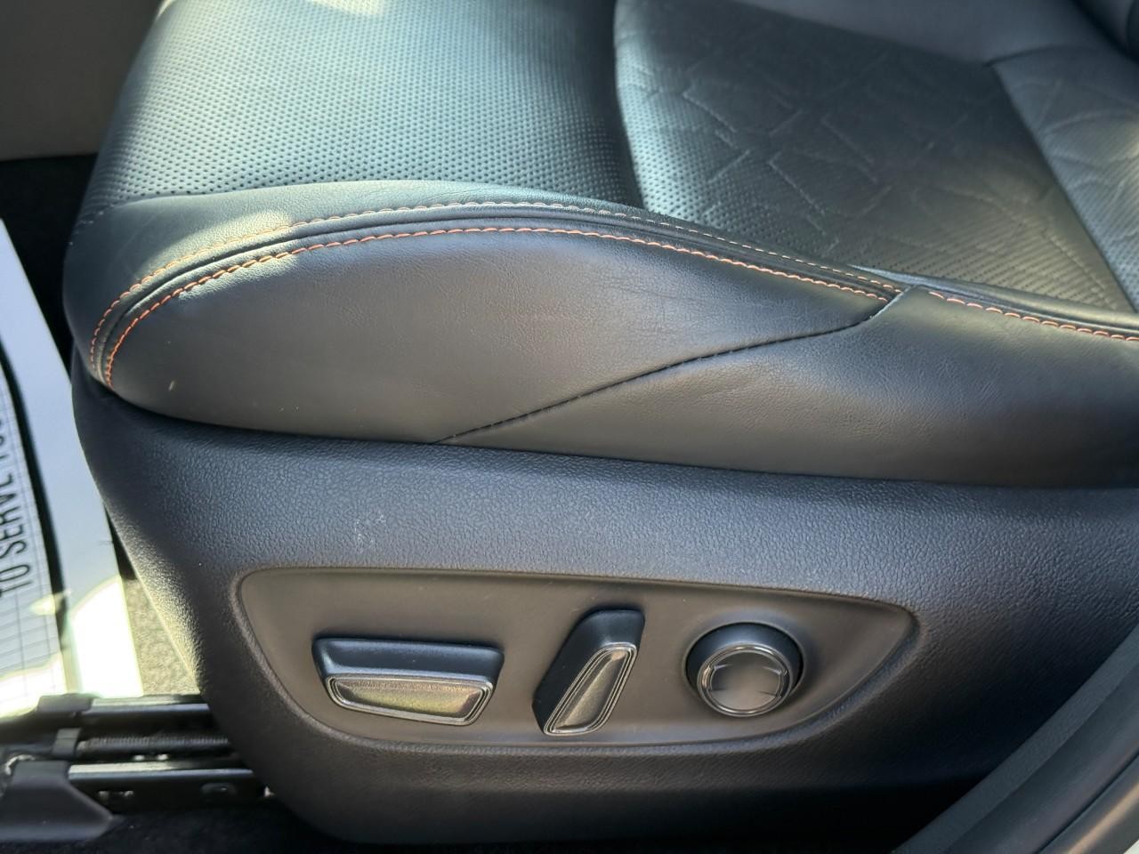 Toyota RAV4 Vehicle Full-screen Gallery Image 18