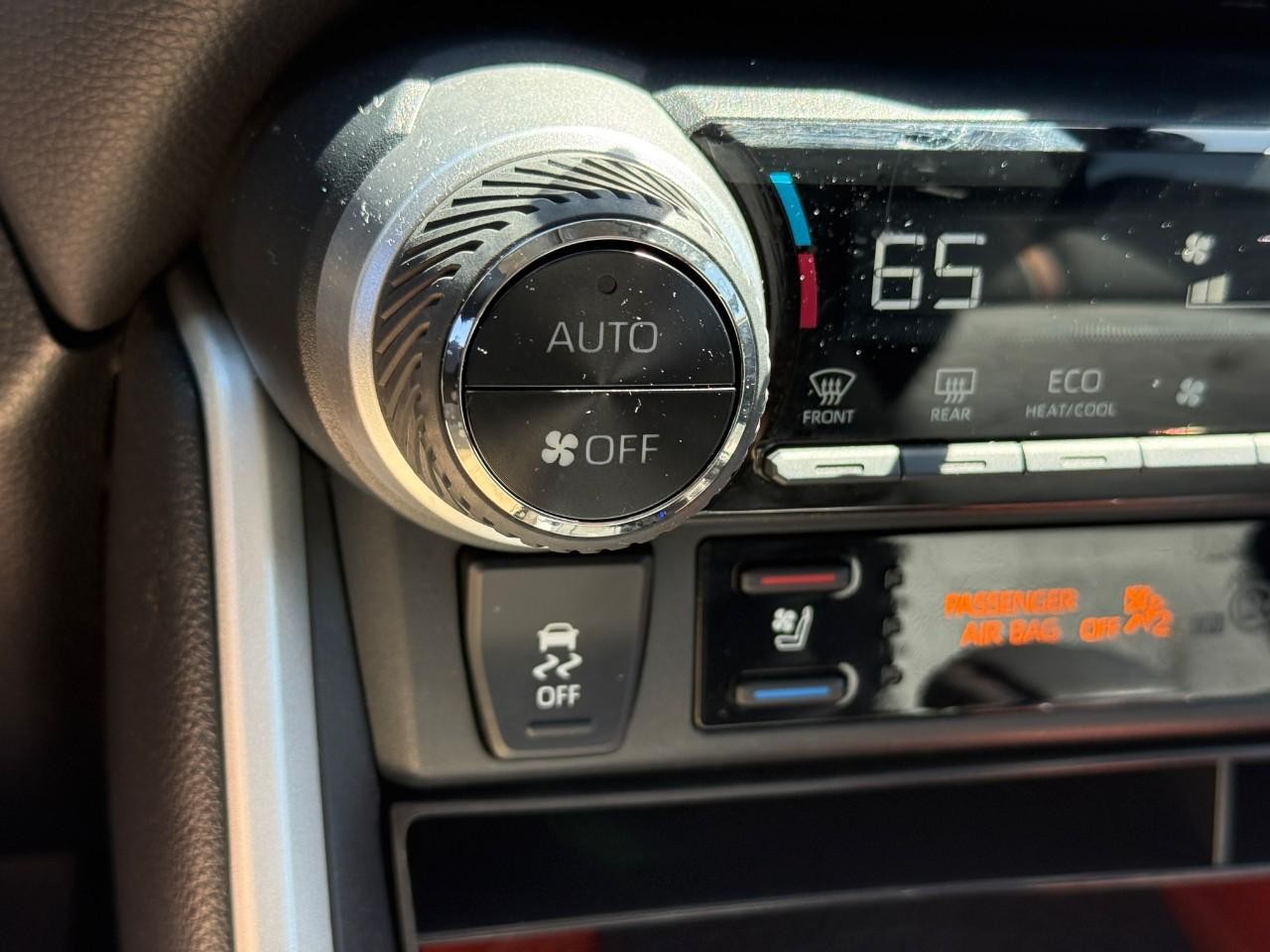 Toyota RAV4 Vehicle Full-screen Gallery Image 23