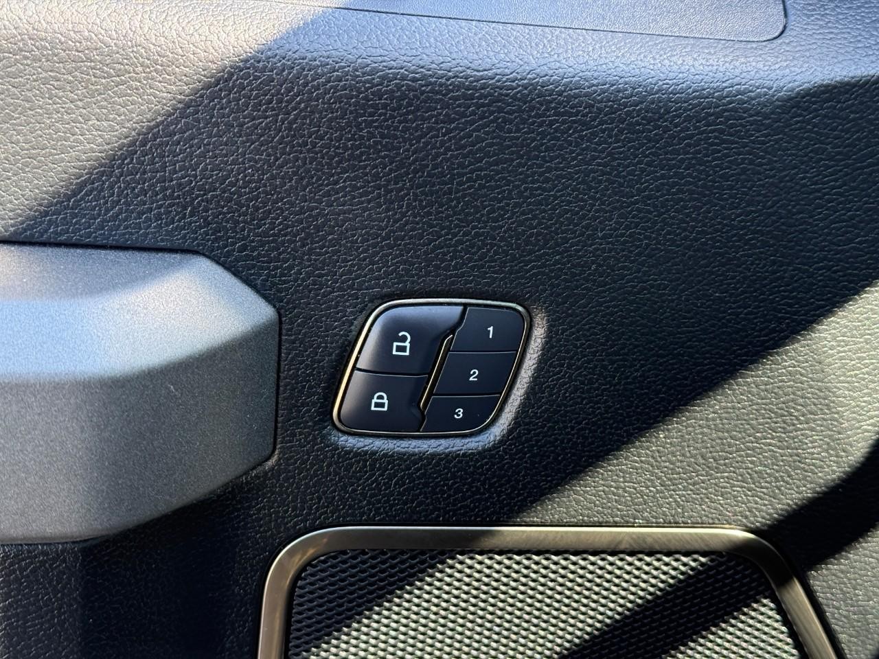 Ford F-150 Vehicle Full-screen Gallery Image 11