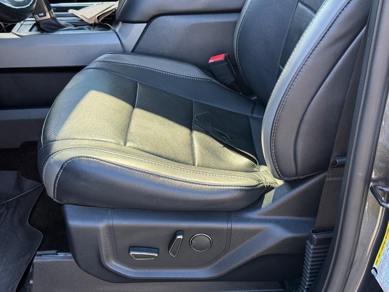 Ford F-150 Vehicle Full-screen Gallery Image 12