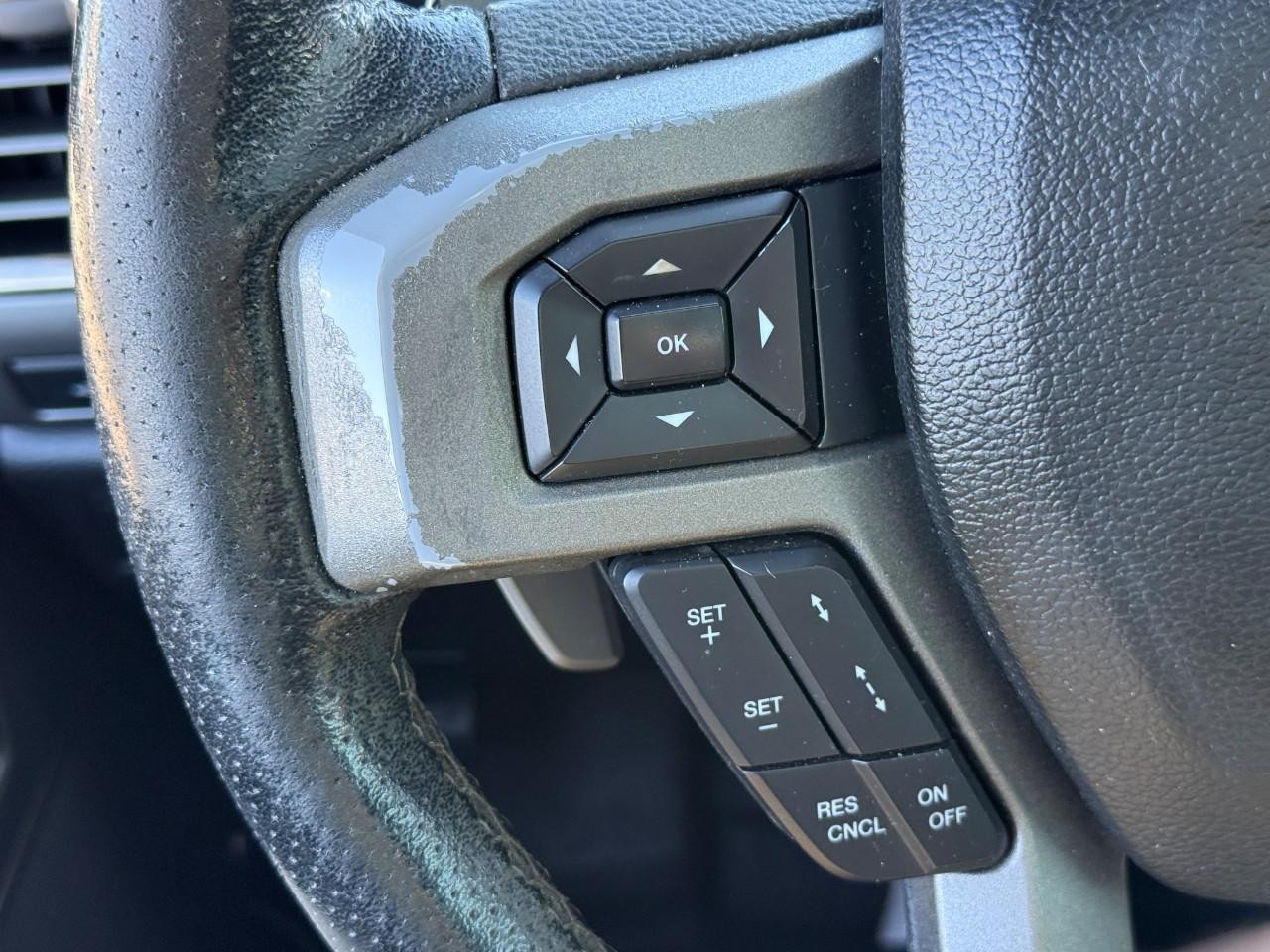 Ford F-150 Vehicle Full-screen Gallery Image 14