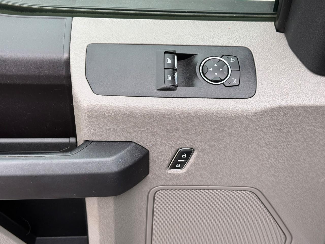 Ford F-150 Vehicle Full-screen Gallery Image 12