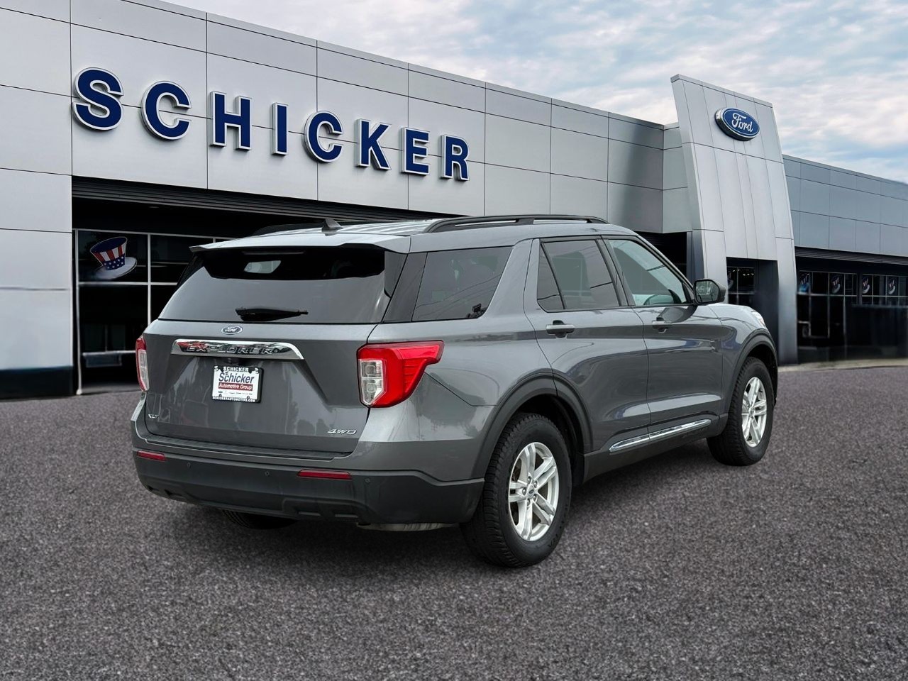 Ford Explorer Vehicle Full-screen Gallery Image 02