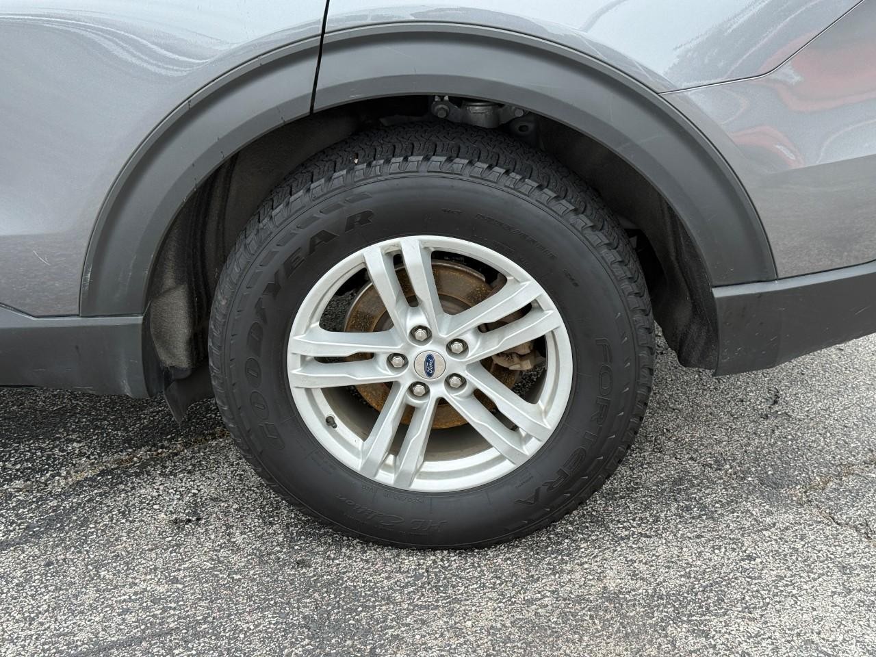 Ford Explorer Vehicle Full-screen Gallery Image 06