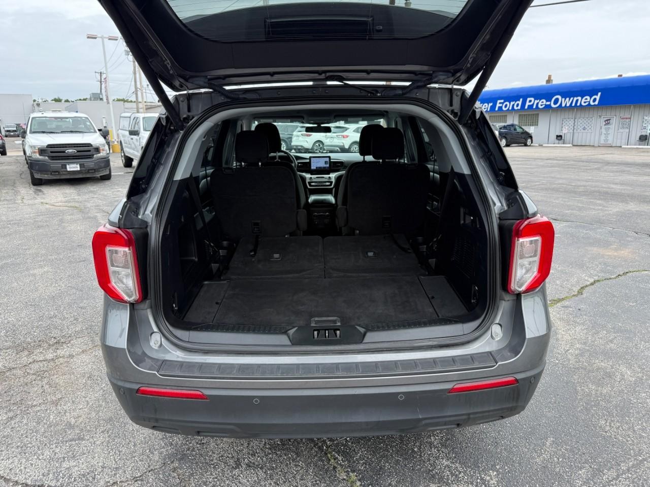 Ford Explorer Vehicle Full-screen Gallery Image 08