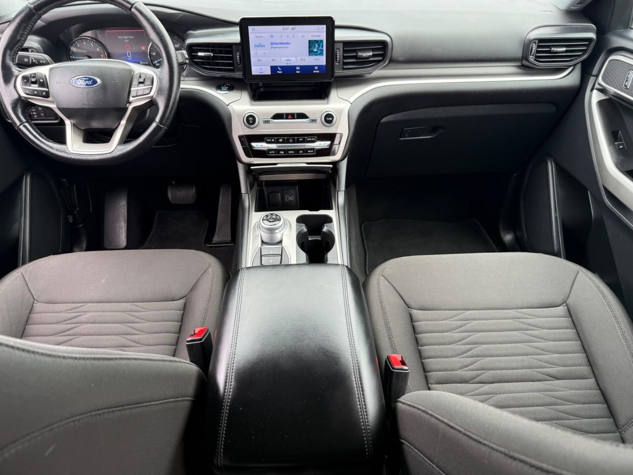 Ford Explorer Vehicle Full-screen Gallery Image 12