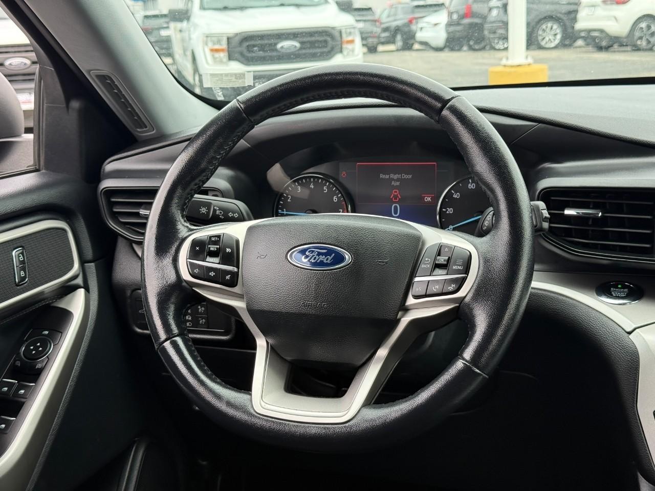 Ford Explorer Vehicle Full-screen Gallery Image 13