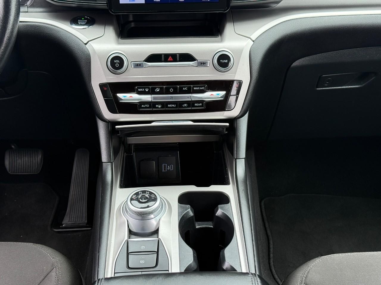 Ford Explorer Vehicle Full-screen Gallery Image 15