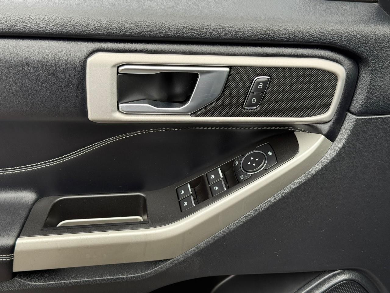Ford Explorer Vehicle Full-screen Gallery Image 16