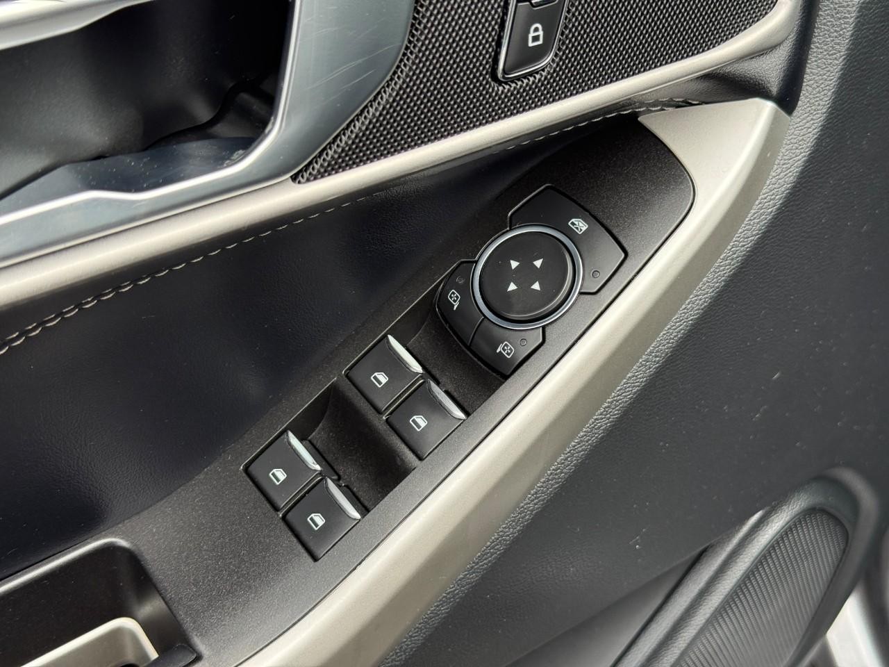 Ford Explorer Vehicle Full-screen Gallery Image 17