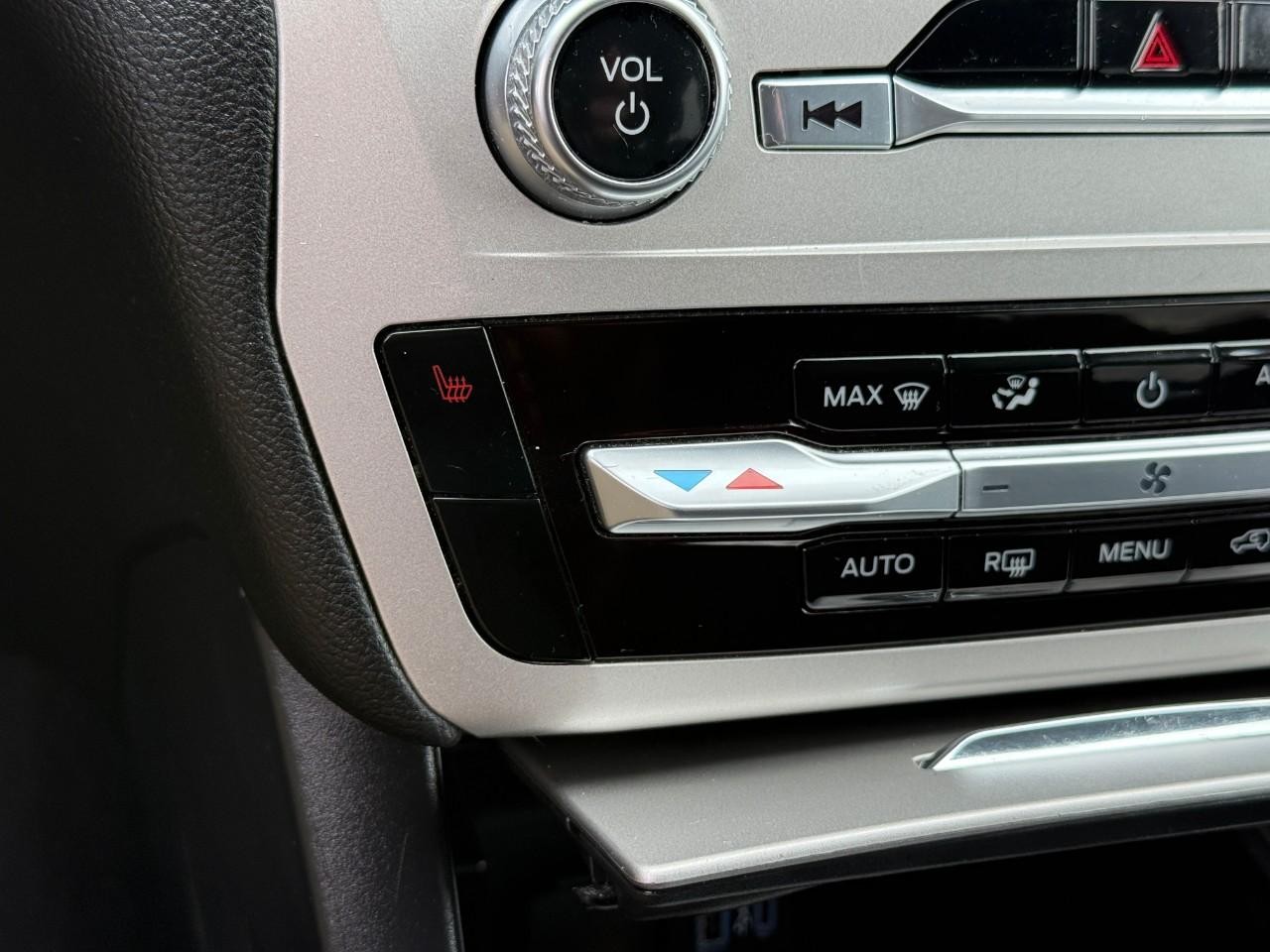Ford Explorer Vehicle Full-screen Gallery Image 24