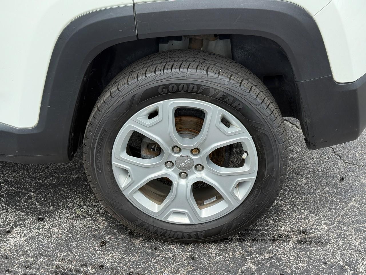 Jeep Renegade Vehicle Full-screen Gallery Image 06
