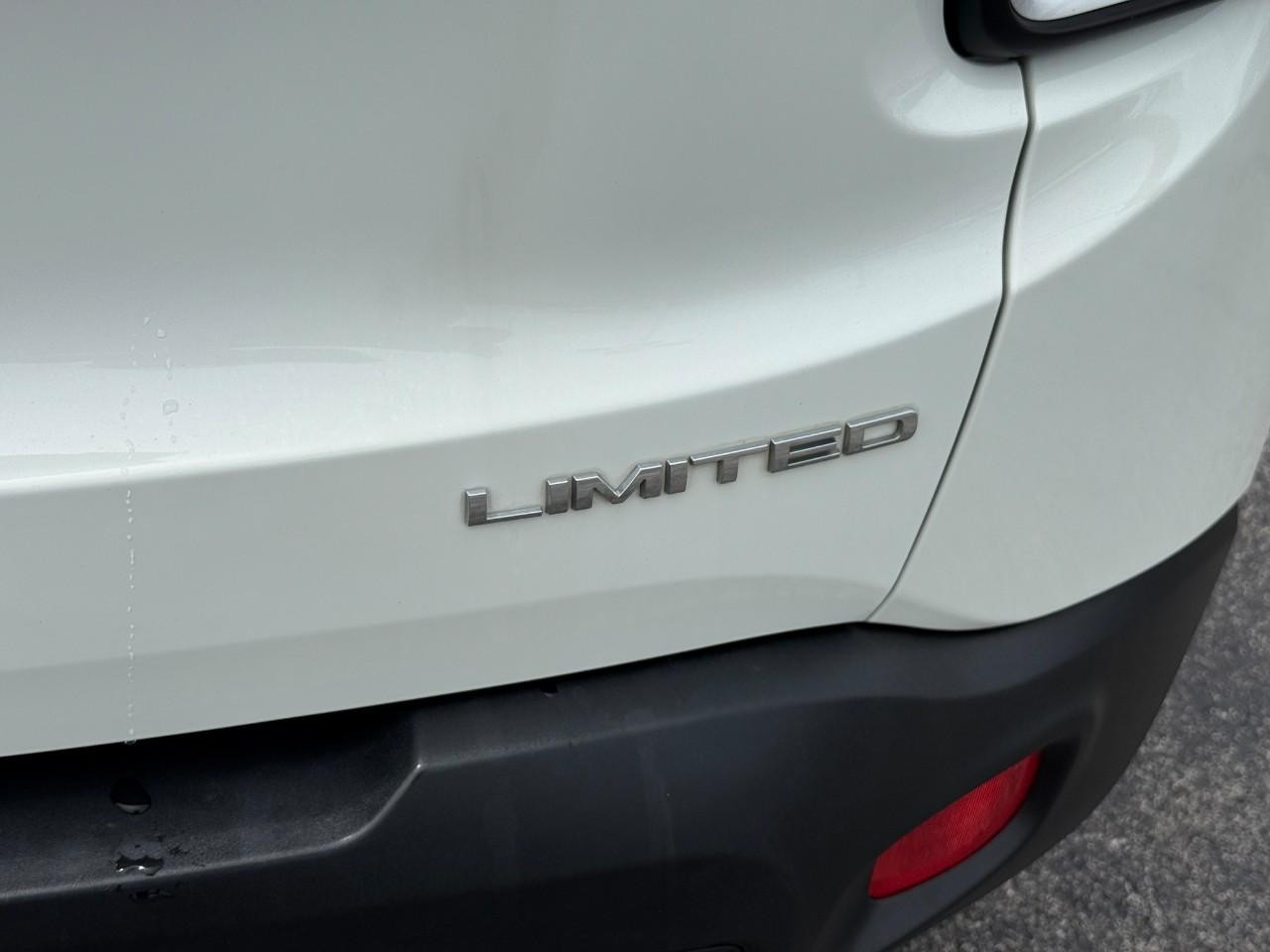 Jeep Renegade Vehicle Full-screen Gallery Image 07