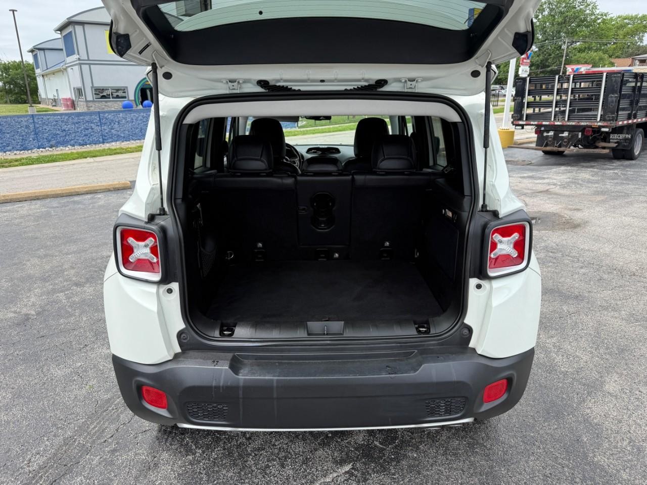 Jeep Renegade Vehicle Full-screen Gallery Image 08