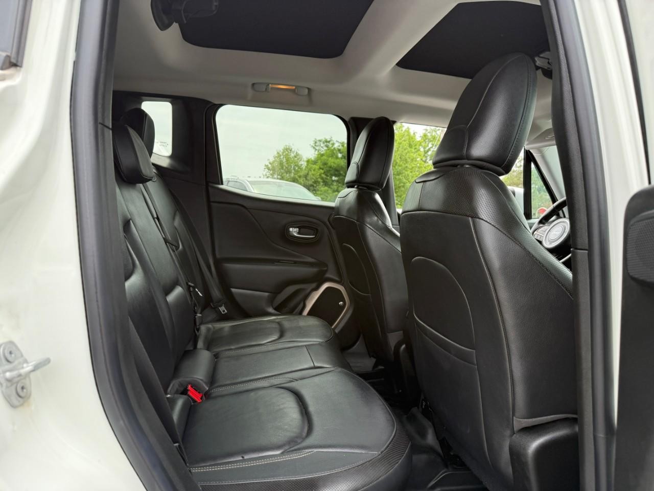 Jeep Renegade Vehicle Full-screen Gallery Image 11