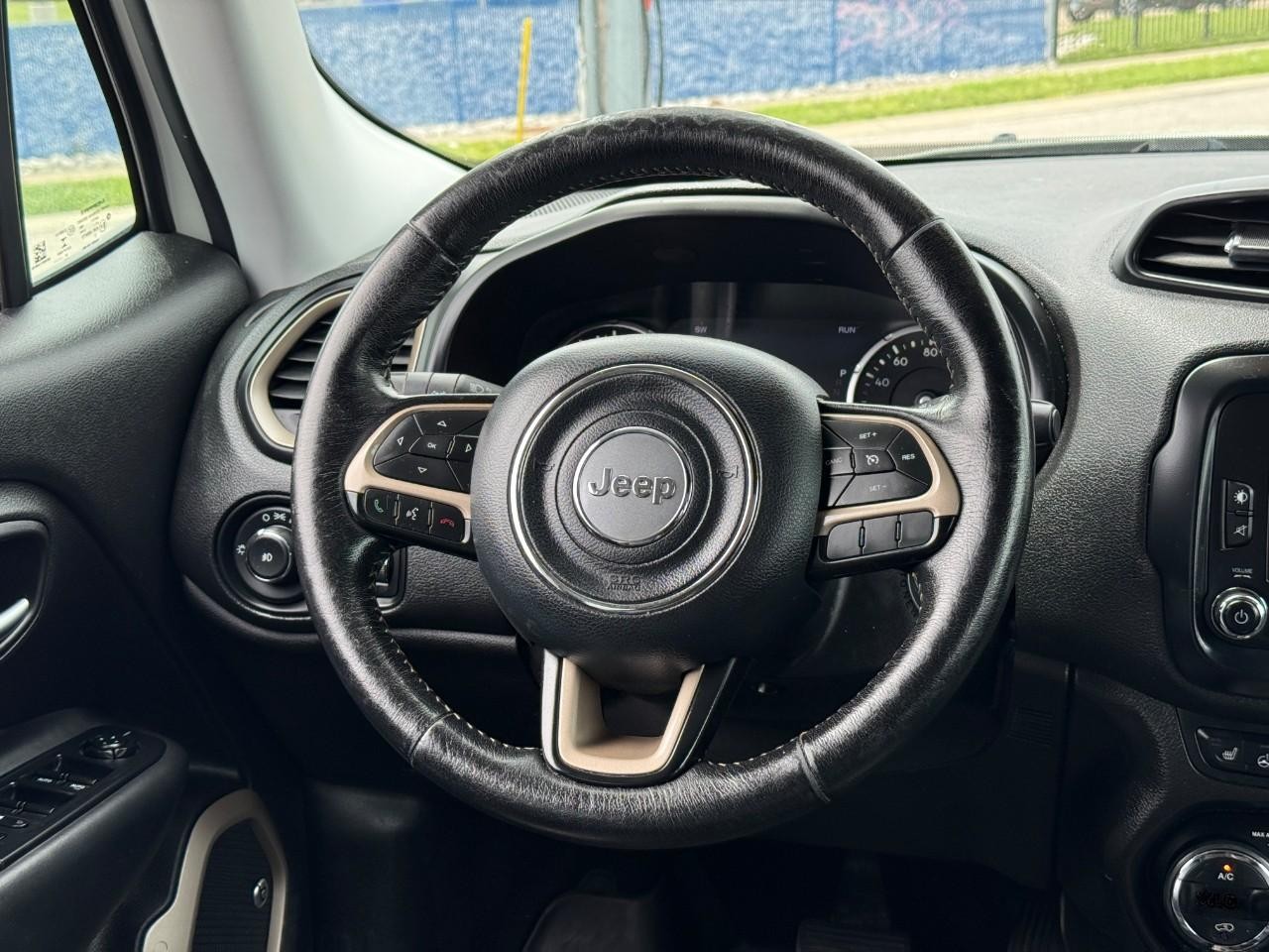 Jeep Renegade Vehicle Full-screen Gallery Image 13