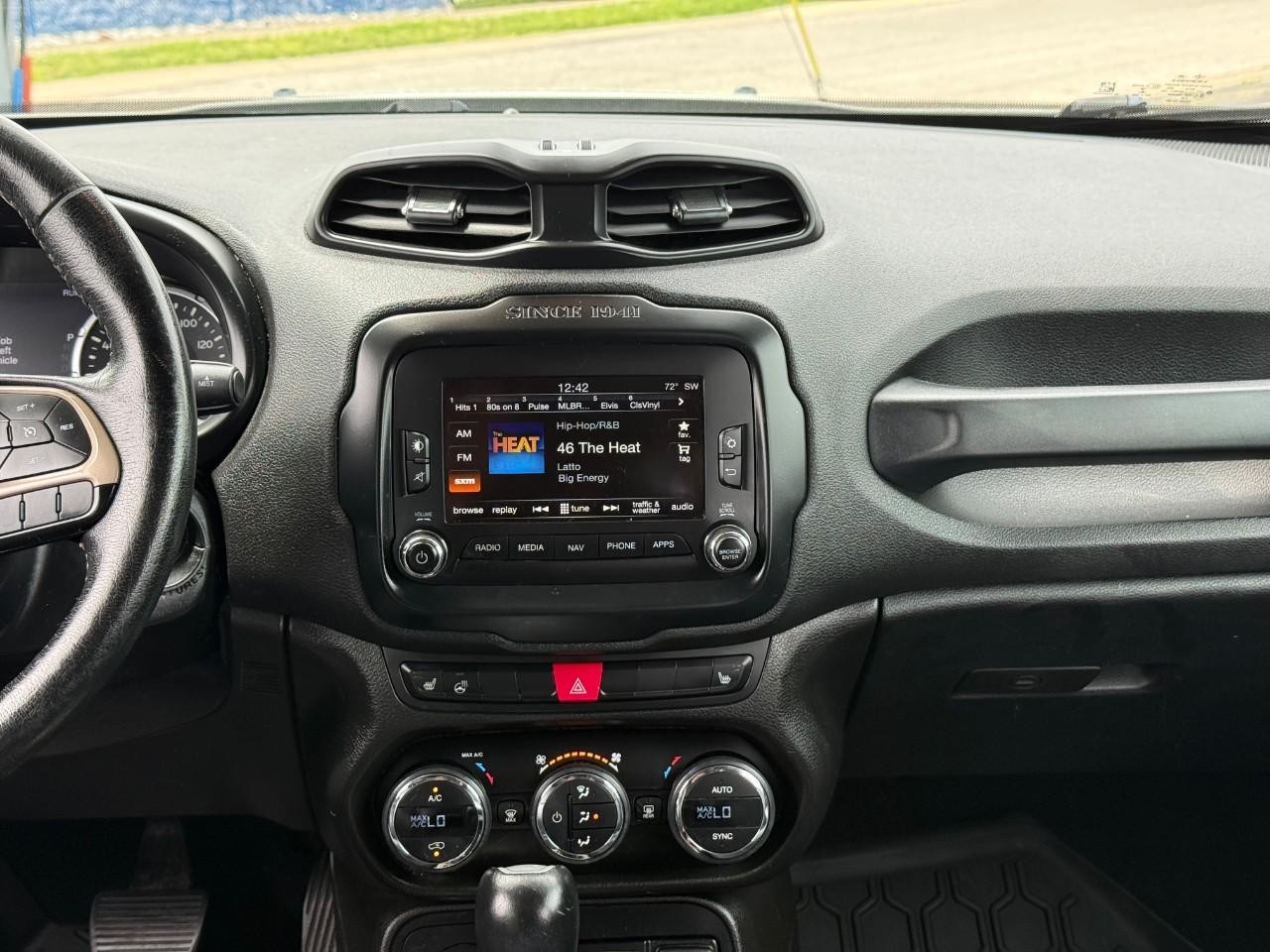 Jeep Renegade Vehicle Full-screen Gallery Image 14