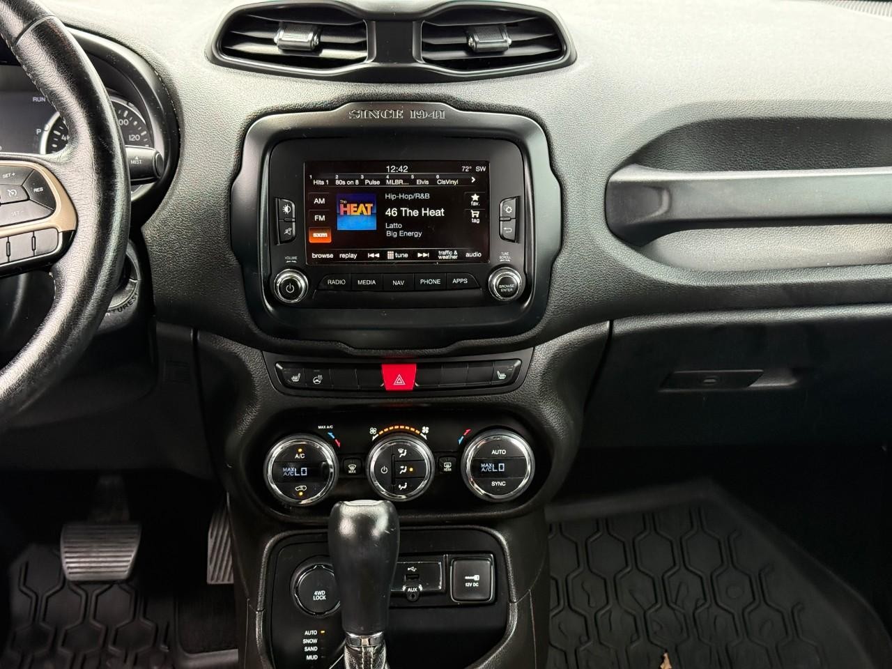 Jeep Renegade Vehicle Full-screen Gallery Image 15