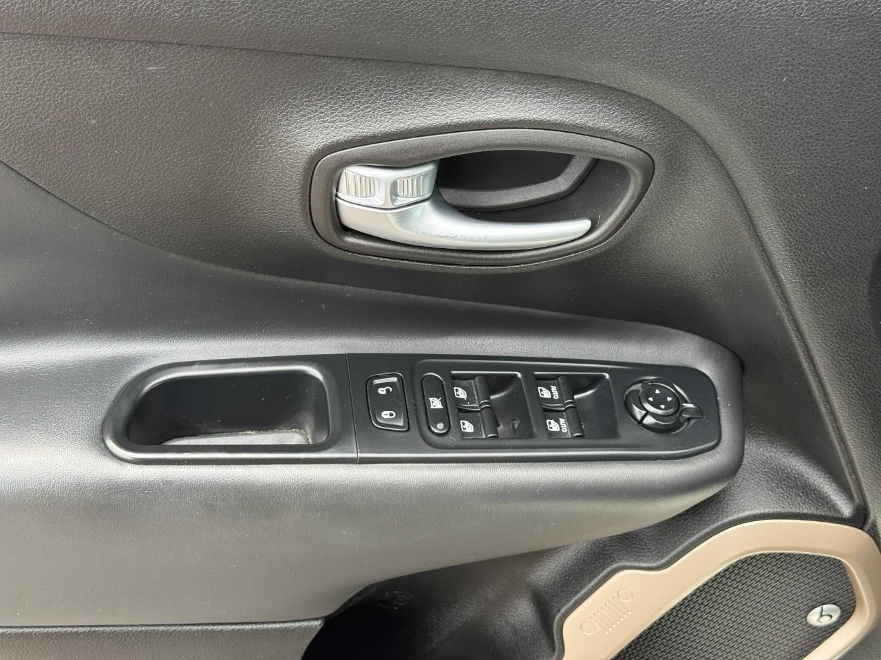 Jeep Renegade Vehicle Full-screen Gallery Image 17