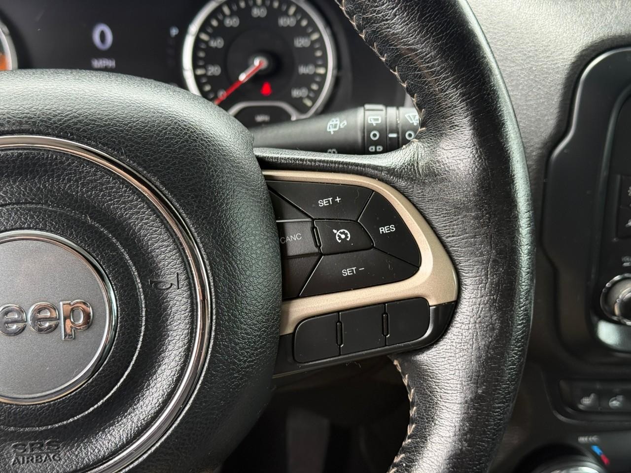 Jeep Renegade Vehicle Full-screen Gallery Image 21