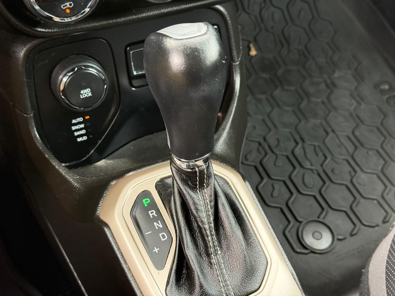Jeep Renegade Vehicle Full-screen Gallery Image 23