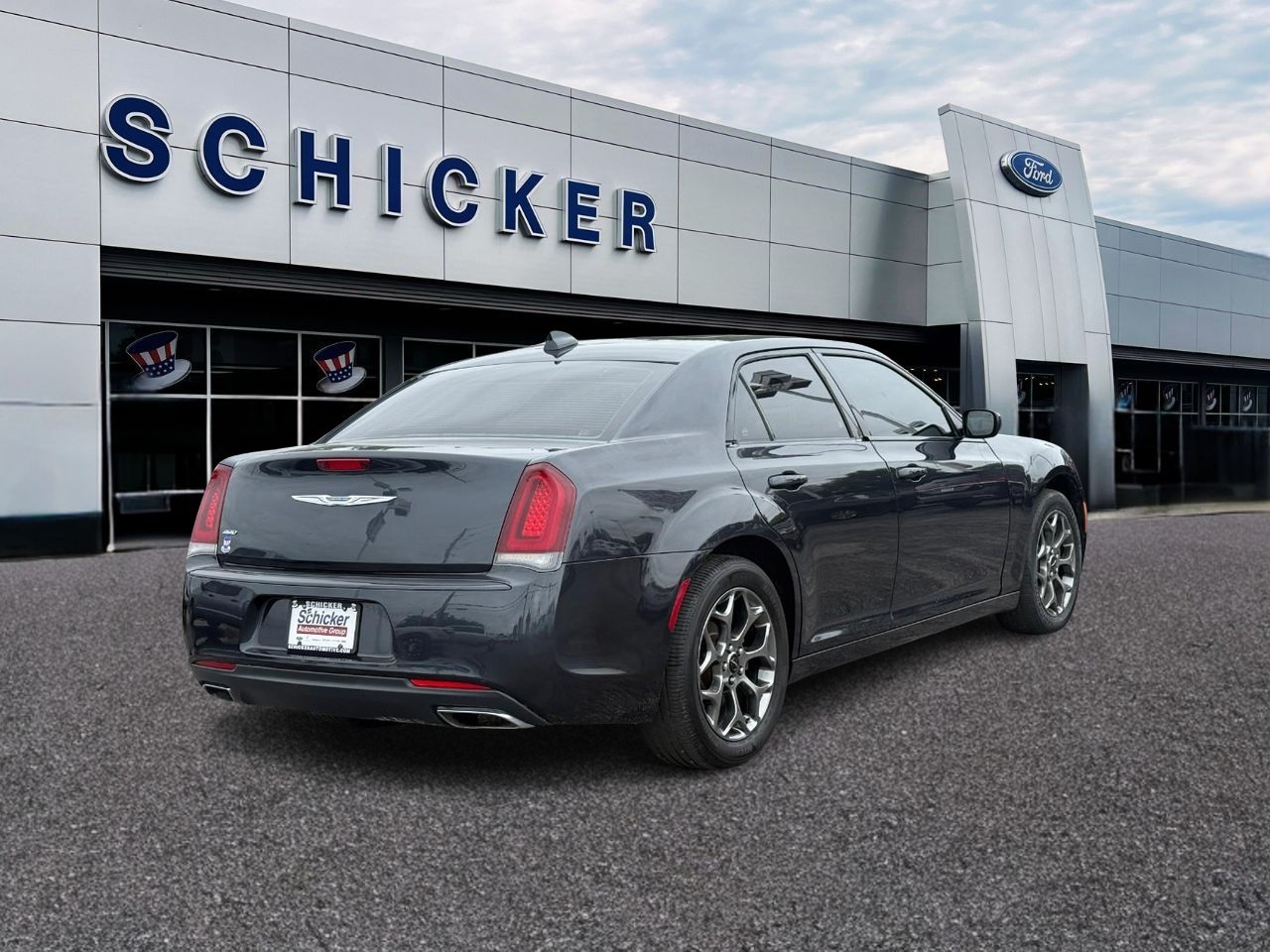 Chrysler 300 Vehicle Full-screen Gallery Image 02