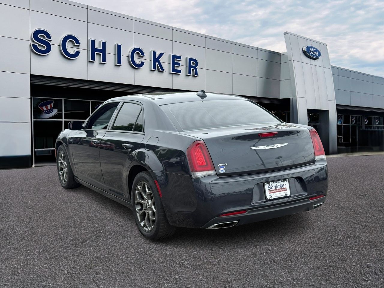 Chrysler 300 Vehicle Full-screen Gallery Image 03