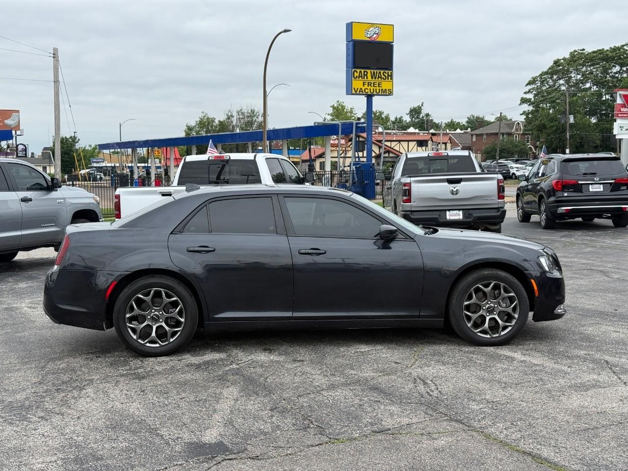 Chrysler 300 Vehicle Full-screen Gallery Image 05