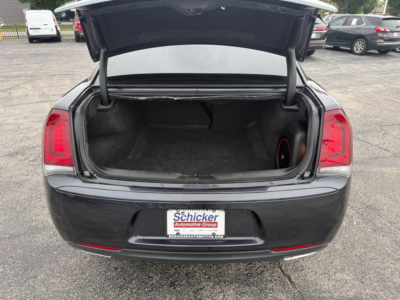 Chrysler 300 Vehicle Full-screen Gallery Image 07