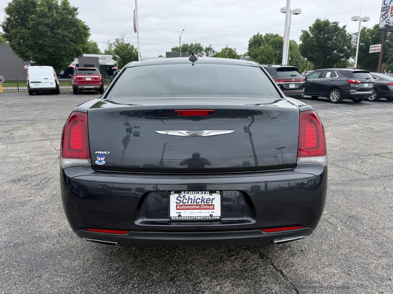 Chrysler 300 Vehicle Full-screen Gallery Image 08