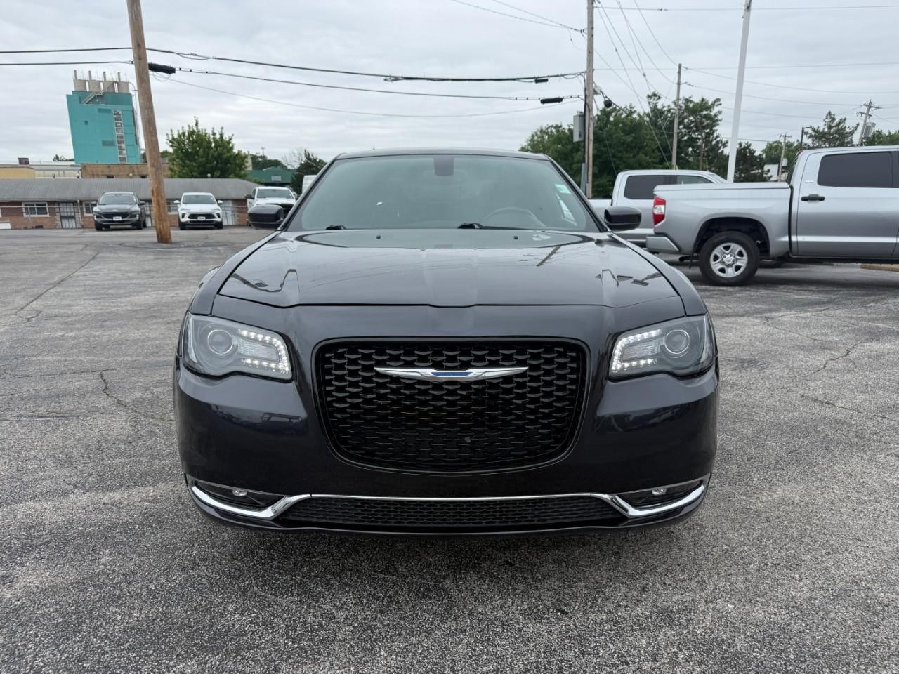 Chrysler 300 Vehicle Full-screen Gallery Image 09