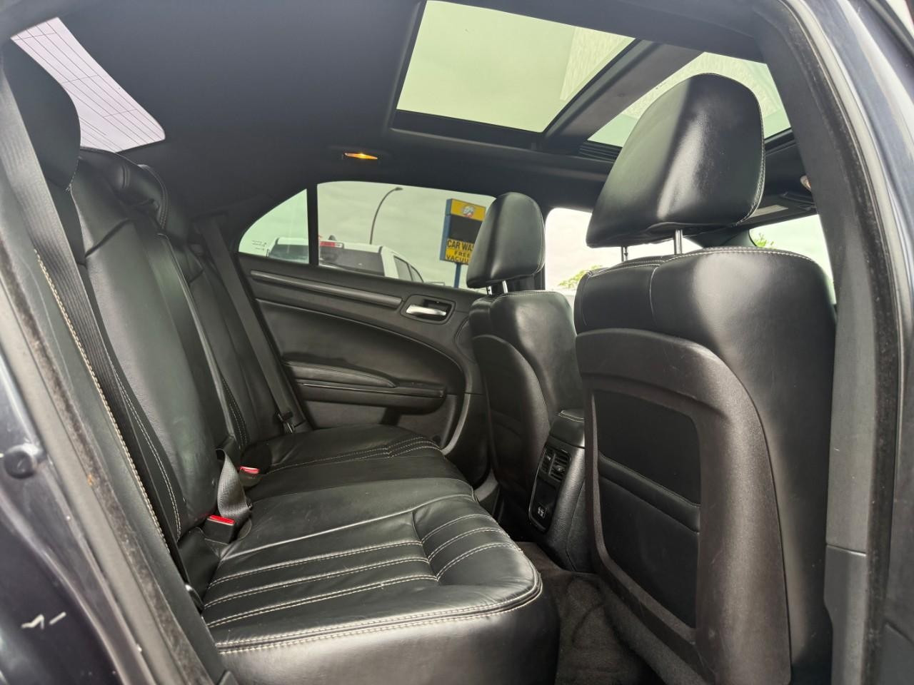 Chrysler 300 Vehicle Full-screen Gallery Image 10