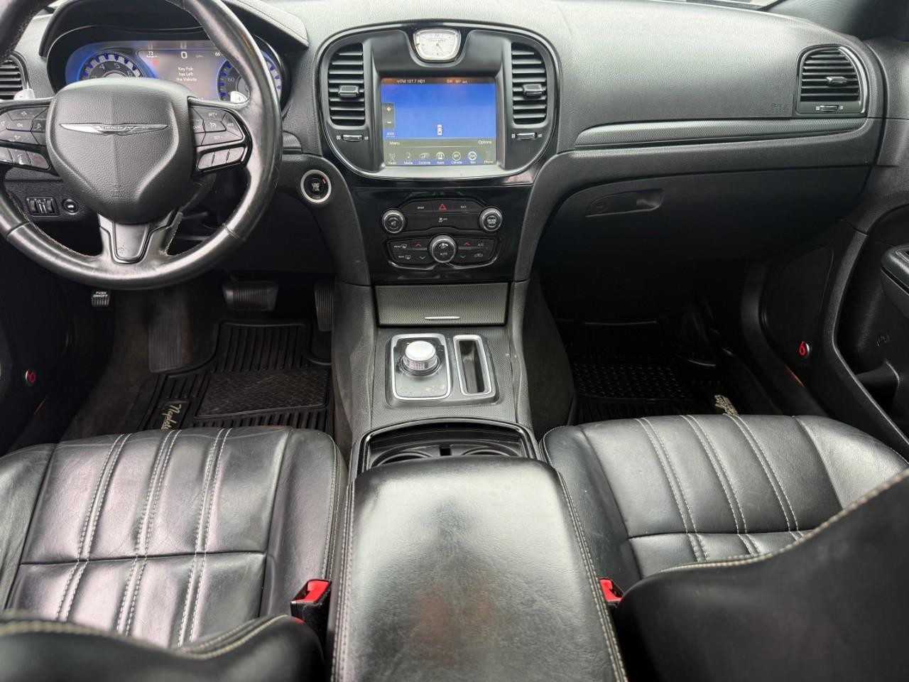 Chrysler 300 Vehicle Full-screen Gallery Image 11