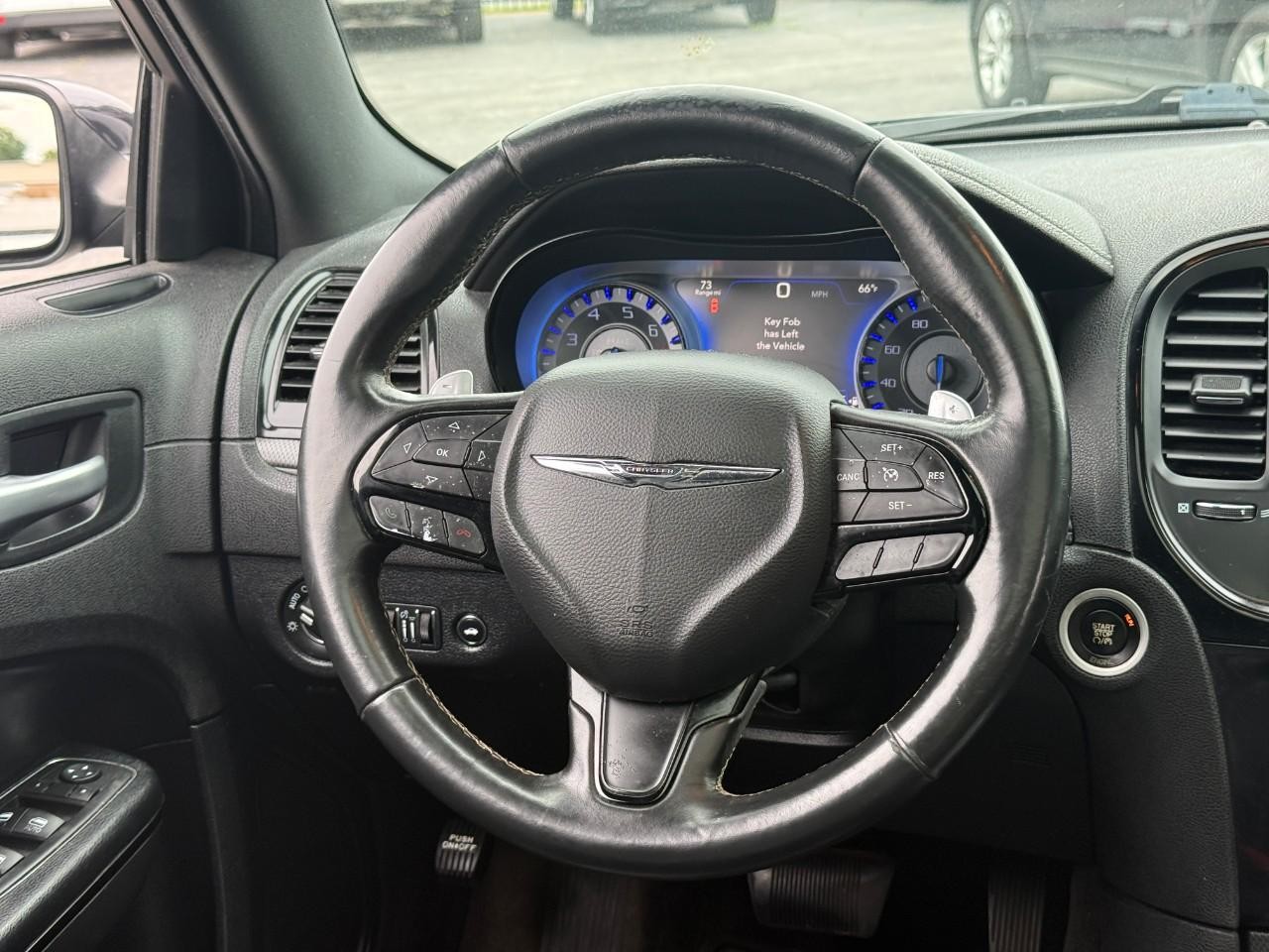 Chrysler 300 Vehicle Full-screen Gallery Image 12