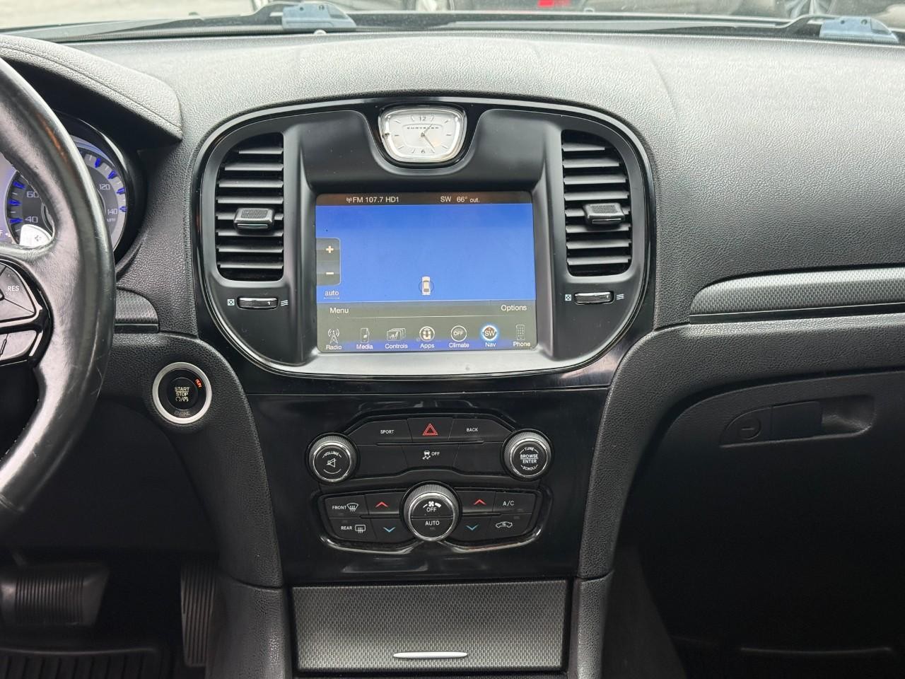 Chrysler 300 Vehicle Full-screen Gallery Image 13