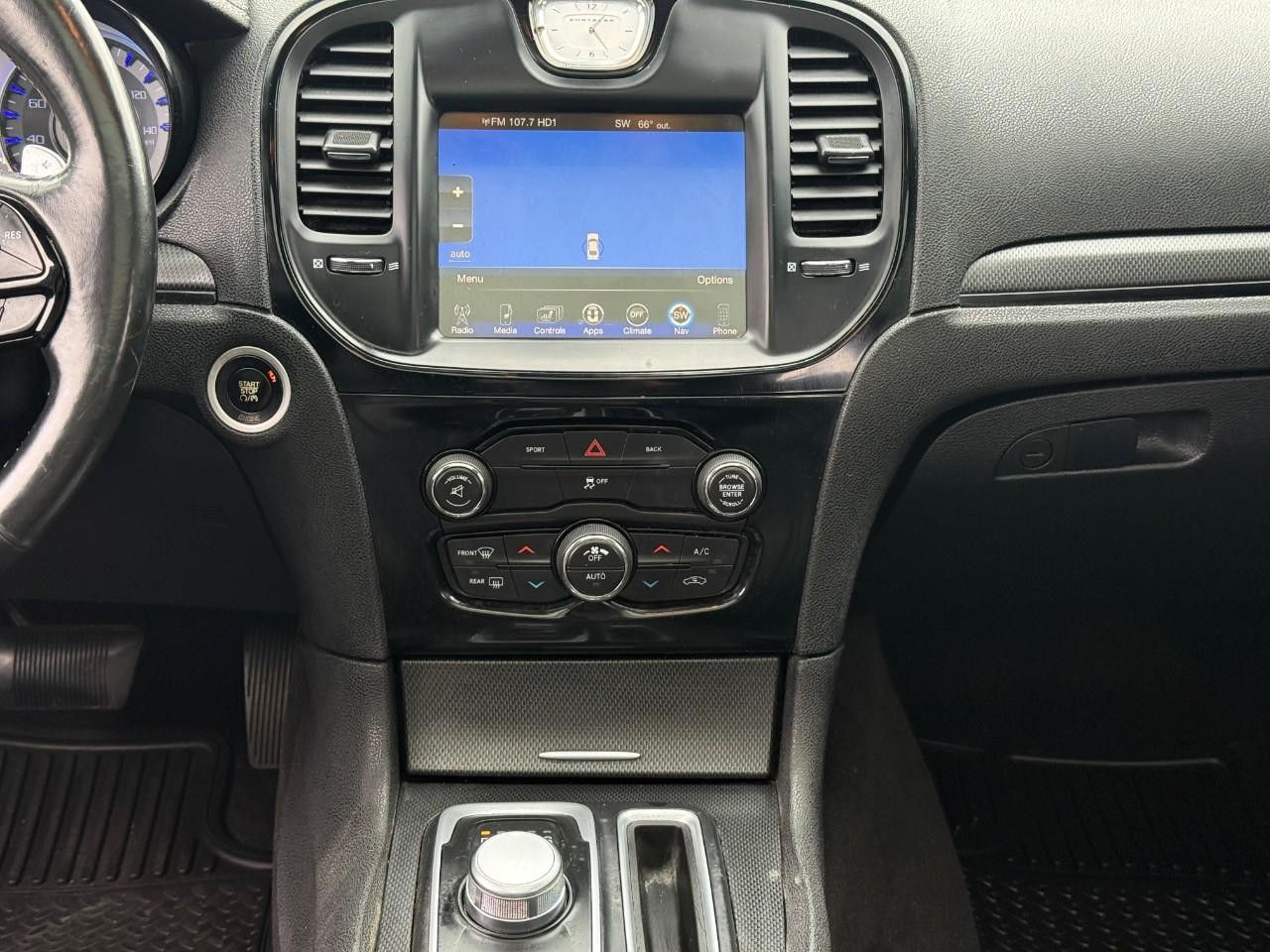 Chrysler 300 Vehicle Full-screen Gallery Image 14