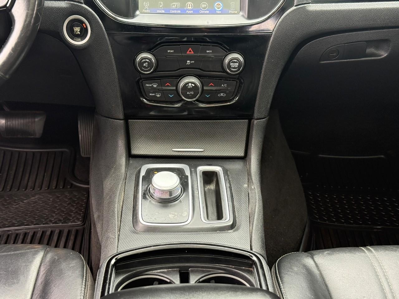 Chrysler 300 Vehicle Full-screen Gallery Image 15