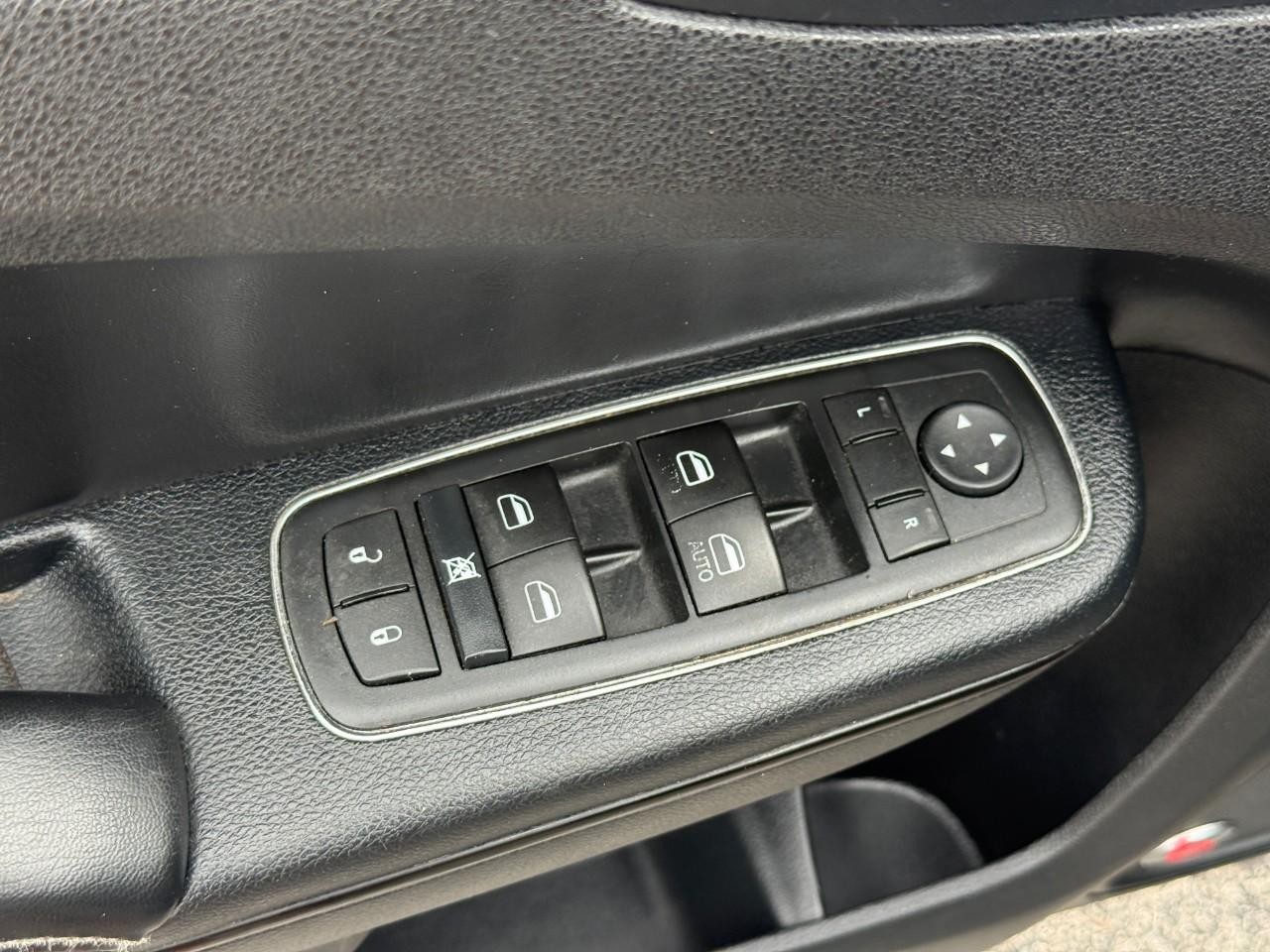 Chrysler 300 Vehicle Full-screen Gallery Image 17